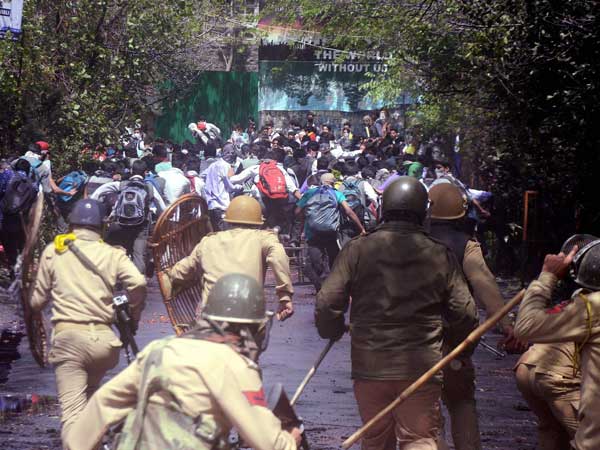 Many BJP workers, police personnel injured in Bengal clash Many BJP workers, police personnel injured in Bengal clash