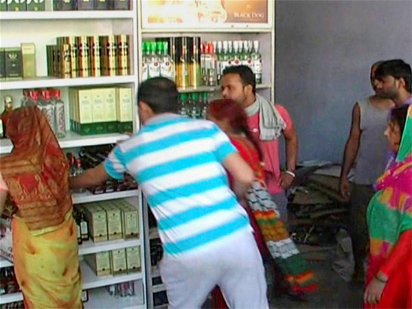 File photo of a liquor shop (Representational Image) File photo of a liquor shop (Representational Image)