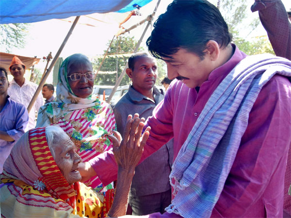 Delhi BJP President Manoj Tiwari campaigns for party candidates ahead of MCD elections in New Delhi. Delhi BJP President Manoj Tiwari campaigns for party candidates ahead of MCD elections in New Delhi.