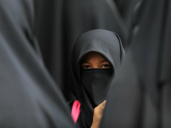 The incident comes amid a spike in hate crimes and assaults targeting hijab-wearing women across the US. The incident comes amid a spike in hate crimes and assaults targeting hijab-wearing women across the US.