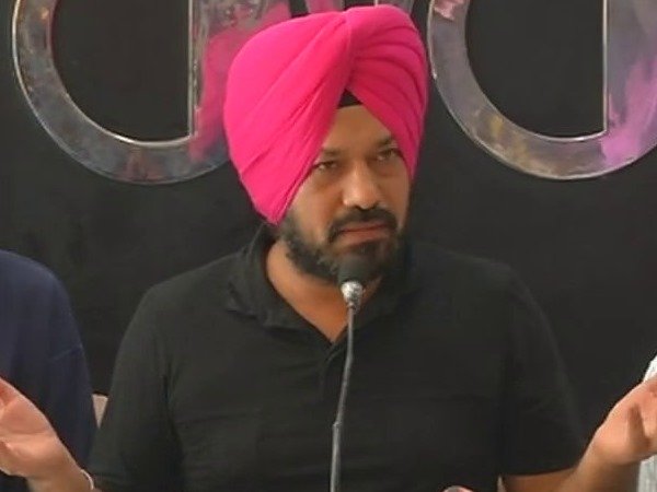 Ghuggi takes a jibe at Mann
