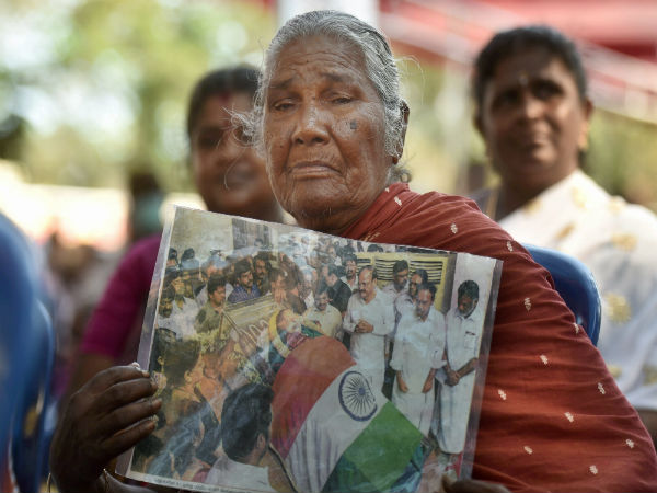 Seething anger against Sasikala Seething anger against Sasikala