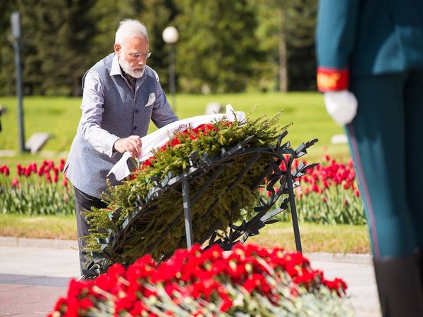Modi laying wreath at war memorial Modi laying wreath at war memorial