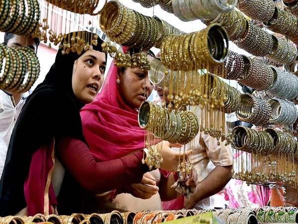 Muslim women busy in shopping for Eid-ul-Fitr in Kolkata Muslim women busy in shopping for Eid-ul-Fitr in Kolkata