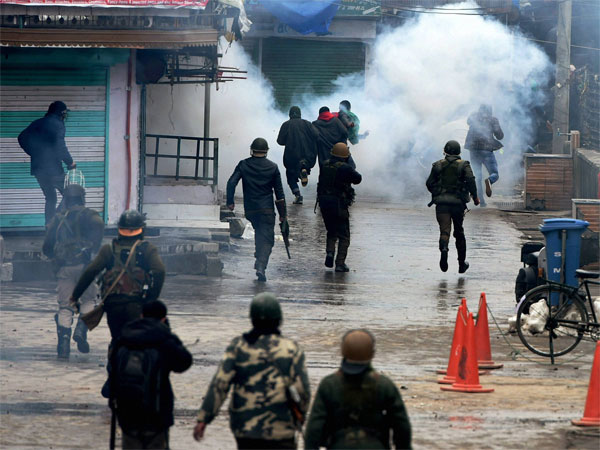 Reason why Kashmiris are killing policemen: Ex-R&AW chief, Sahay explains Reason why Kashmiris are killing policemen: Ex-R&AW chief, Sahay explains