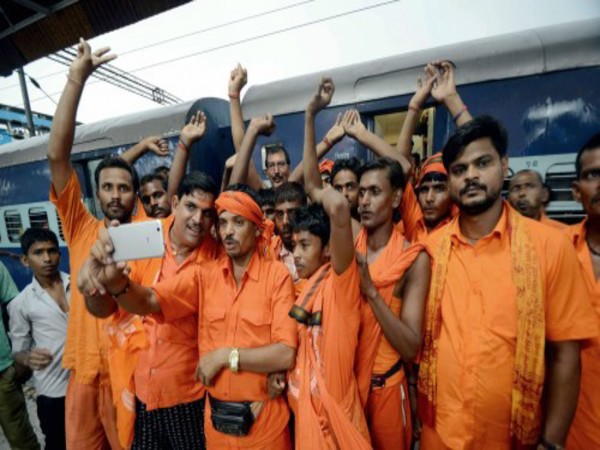 Kanwariyas taking selfie