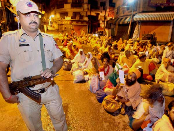 Over 3,100 pilgrims leave for Amarnath on Day 5 amid unprecedented security Over 3,100 pilgrims leave for Amarnath on Day 5 amid unprecedented security