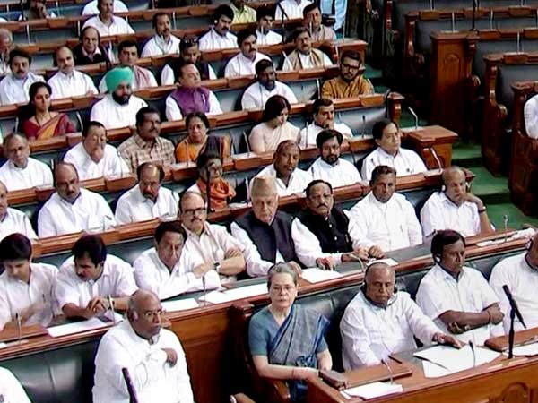 House of courtesy: PM walks to Opposition benches, greets Sonia House of courtesy: PM walks to Opposition benches, greets Sonia