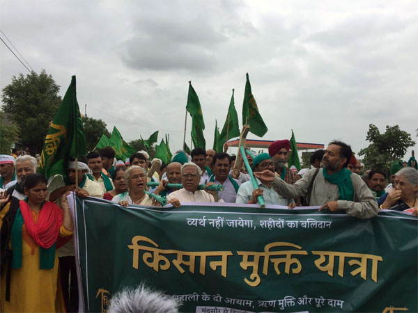 Police halt 'Kisan Mukti Yatra' in Mandsaur, 300 arrested Police halt 'Kisan Mukti Yatra' in Mandsaur, 300 arrested
