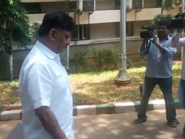 D K Shivakumar case: IT raids in Bengaluru, Chennai, Delhi D K Shivakumar case: IT raids in Bengaluru, Chennai, Delhi