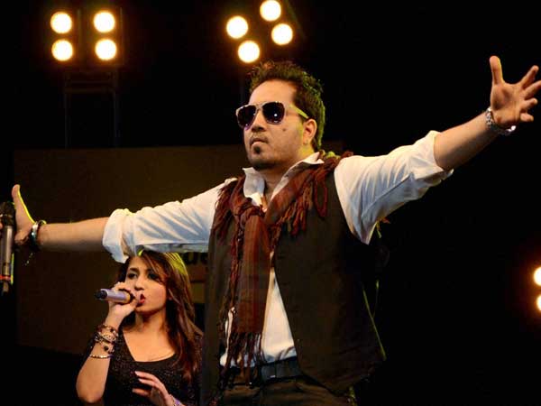 Singer Mika Singh receives flak for his 'Apna Pakistan' remark in US Singer Mika Singh receives flak for his 'Apna Pakistan' remark in US