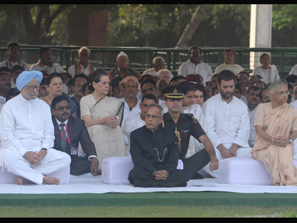 Sonia Gandhi and other leaders pay tribute to Rajiv Gandhi on his 73rd birth anniversary Sonia Gandhi and other leaders pay tribute to Rajiv Gandhi on his 73rd birth anniversary