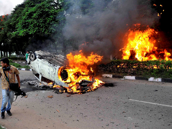 Burning vehicles in violence following Dera Sacha Sauda chief Gurmeet Ram Rahim’s conviction in Panchkula Burning vehicles in violence following Dera Sacha Sauda chief Gurmeet Ram Rahim’s conviction in Panchkula
