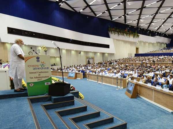 Be friendly to honest taxpayers: Modi to taxmen Be friendly to honest taxpayers: Modi to taxmen