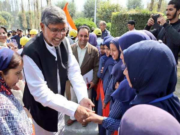 Satyarthi with Kashmiri children Satyarthi with Kashmiri children