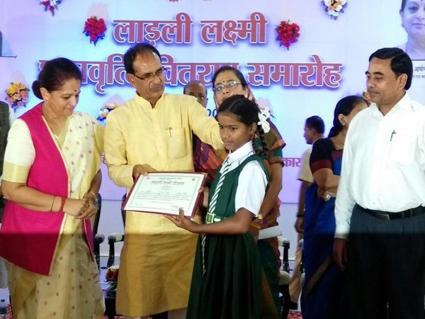 Shivraj Singh Chauhan presenting scholarship