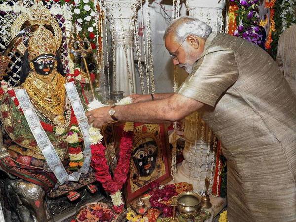 Gujarat Chief Minister Narendra Modi offers prayers at the historic Bhadra Kali Mataji Temple in Ahmedabad