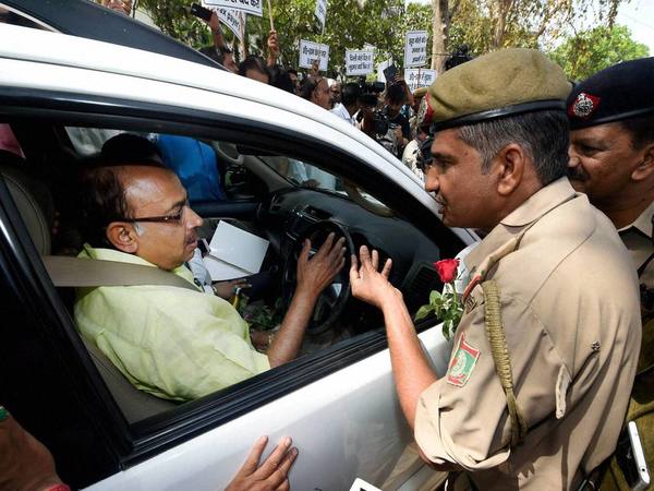 Police slap fine against BJP leader Vijay Goel