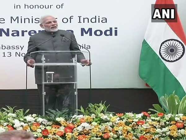PM Modi addressing Indian community at Manila PM Modi addressing Indian community at Manila