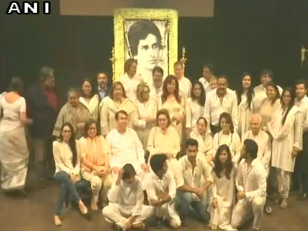 Shashi Kapoor's leading ladies attend his prayer meet Shashi Kapoor's leading ladies attend his prayer meet