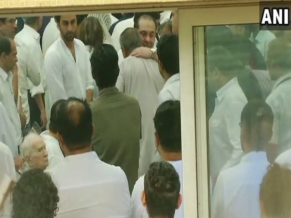 Ranbir and Rajiv Kapoor attend the last rites ceremony of veteran actor Shashi Kapoor at Santacruz crematorium. Courtesy: ANI news Ranbir and Rajiv Kapoor attend the last rites ceremony of veteran actor Shashi Kapoor at Santacruz crematorium. Courtesy: ANI news