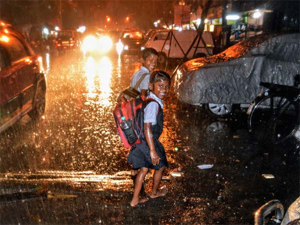 Cyclone Ockhi: High tide expected 3 hours from now in Mumbai Cyclone Ockhi: High tide expected 3 hours from now in Mumbai