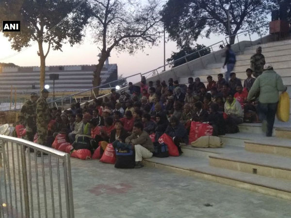 147 Indian fishermen released by Pak cross over via Wagah 147 Indian fishermen released by Pak cross over via Wagah