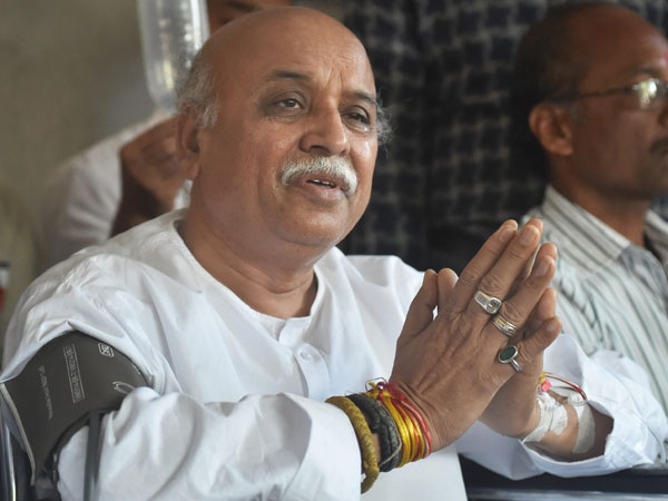 Hardik Patel, Congress leader Modhwadia meet Pravin Togadia in Ahmedabad hospital Hardik Patel, Congress leader Modhwadia meet Pravin Togadia in Ahmedabad hospital