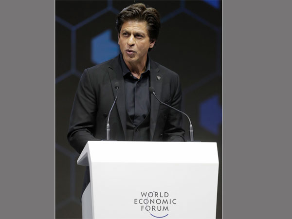 Shah Rukh Khan delivering speech at WEF