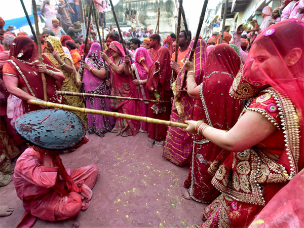 Lathmar holi celebrated in Barsana