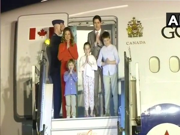 Canadian PM Trudeau arrives in Delhi along with his family Canadian PM Trudeau arrives in Delhi along with his family