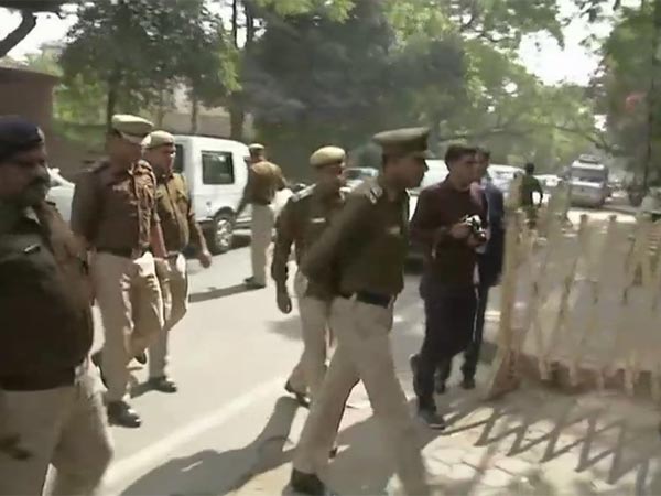 Police arrives at CM Kejriwal's residence to review CCTV visuals Police arrives at CM Kejriwal's residence to review CCTV visuals