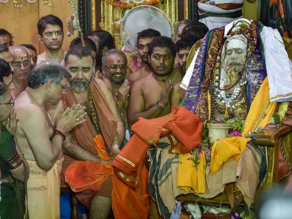 Auditor S Gurumurthy pay his last respects