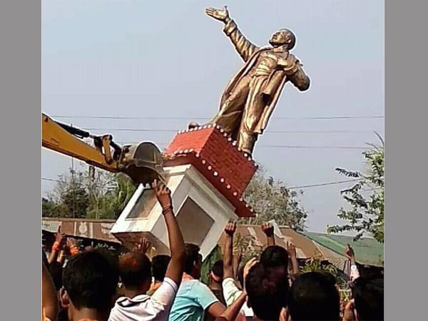 Lenin statue being razed