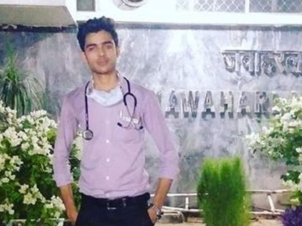 Delhi: 19-year-old boy arrested for posing as doctor in AIIMS for 5 months Delhi: 19-year-old boy arrested for posing as doctor in AIIMS for 5 months