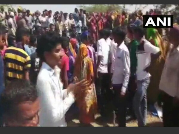 Farmers detained in Gujarat Farmers detained in Gujarat