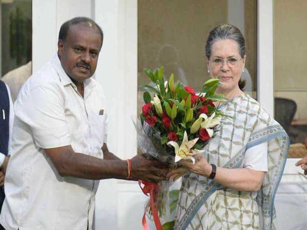 Kumaraswamy presents a bouquet to Sonia Gandhi