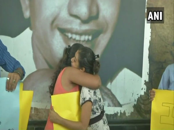 kolkata free hugs kolkata free hugs