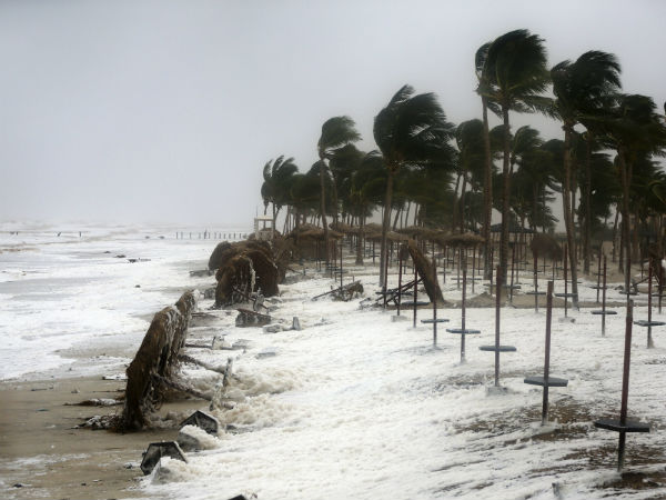 Powerful cyclone strikes Oman, Yemen; 6 dead, 30 missing Powerful cyclone strikes Oman, Yemen; 6 dead, 30 missing