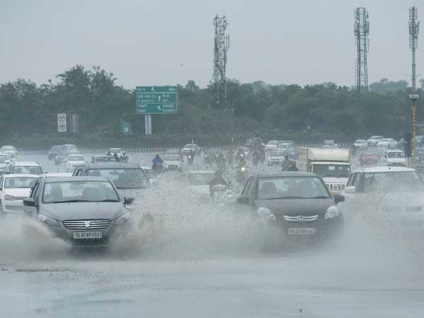 IMD issues heavy rain alert in Delhi-NCR; warns strong winds in Himachal Pradesh IMD issues heavy rain alert in Delhi-NCR; warns strong winds in Himachal Pradesh