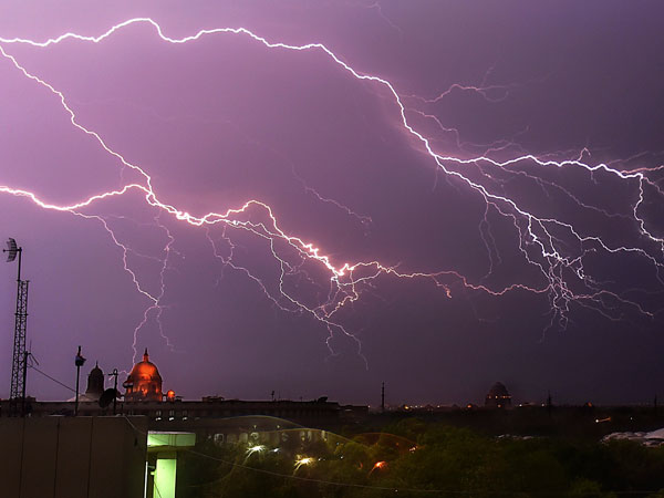 IMD issues thunderstorm warning across Northern India, heavy rain in East in next 48 hours IMD issues thunderstorm warning across Northern India, heavy rain in East in next 48 hours