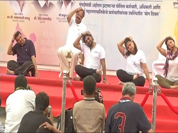 Venkaiah Naidu perform Yoga in Mumbai