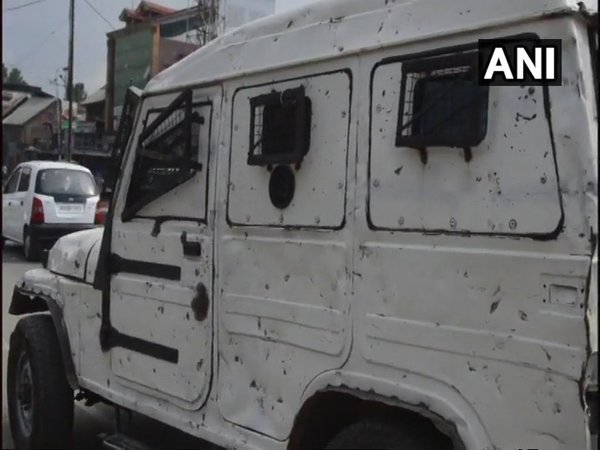 J&K: Two security personnel, one civilian injured after terrorists hurl grenade J&K: Two security personnel, one civilian injured after terrorists hurl grenade