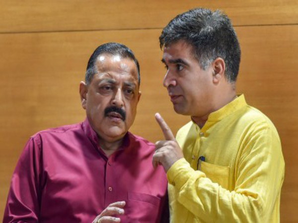 BJP leader Jitendra Singh (L) and party J & K chief Ravinder Raina