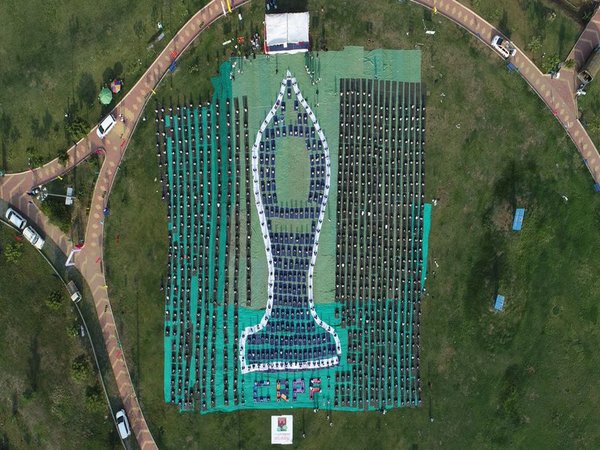 CRPF strikes yogic postures on IDY 2018 CRPF strikes yogic postures on IDY 2018