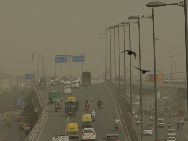 Delhi air quality: Slight decrease in pollution due to steady winds Delhi air quality: Slight decrease in pollution due to steady winds