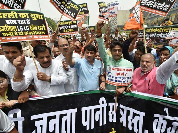 Delhi BJP president Manoj Tiwari and others stage protest outside Kejriwals residence. Photo credit: ANI Delhi BJP president Manoj Tiwari and others stage protest outside Kejriwals residence. Photo credit: ANI