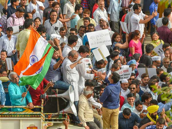 Kejriwal isolated, seeking support from everywhere says Congress Kejriwal isolated, seeking support from everywhere says Congress