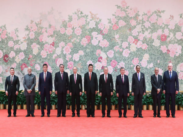 PM Modi, Pak President shake hands at SCO Summit PM Modi, Pak President shake hands at SCO Summit