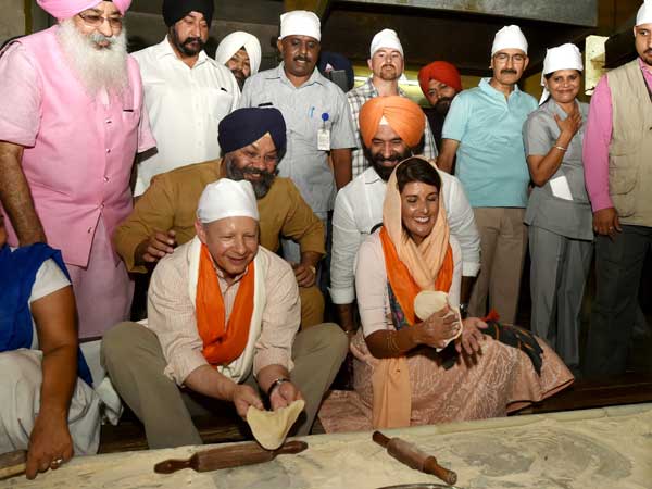 Nikki Haley rolls chapattis at Gurdwara